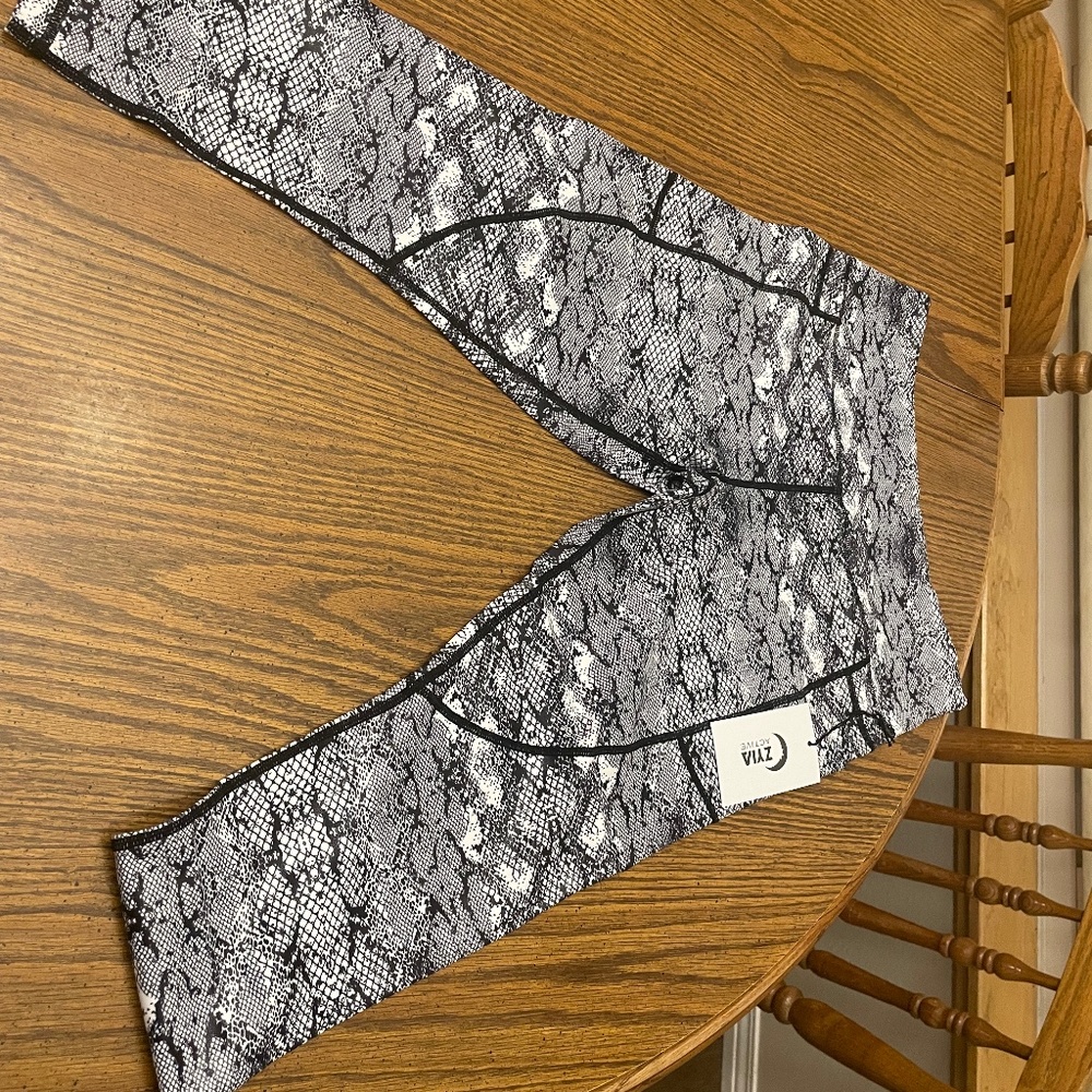 Cobra Metallic Pocket Light n Tight Hi-Rise Capri